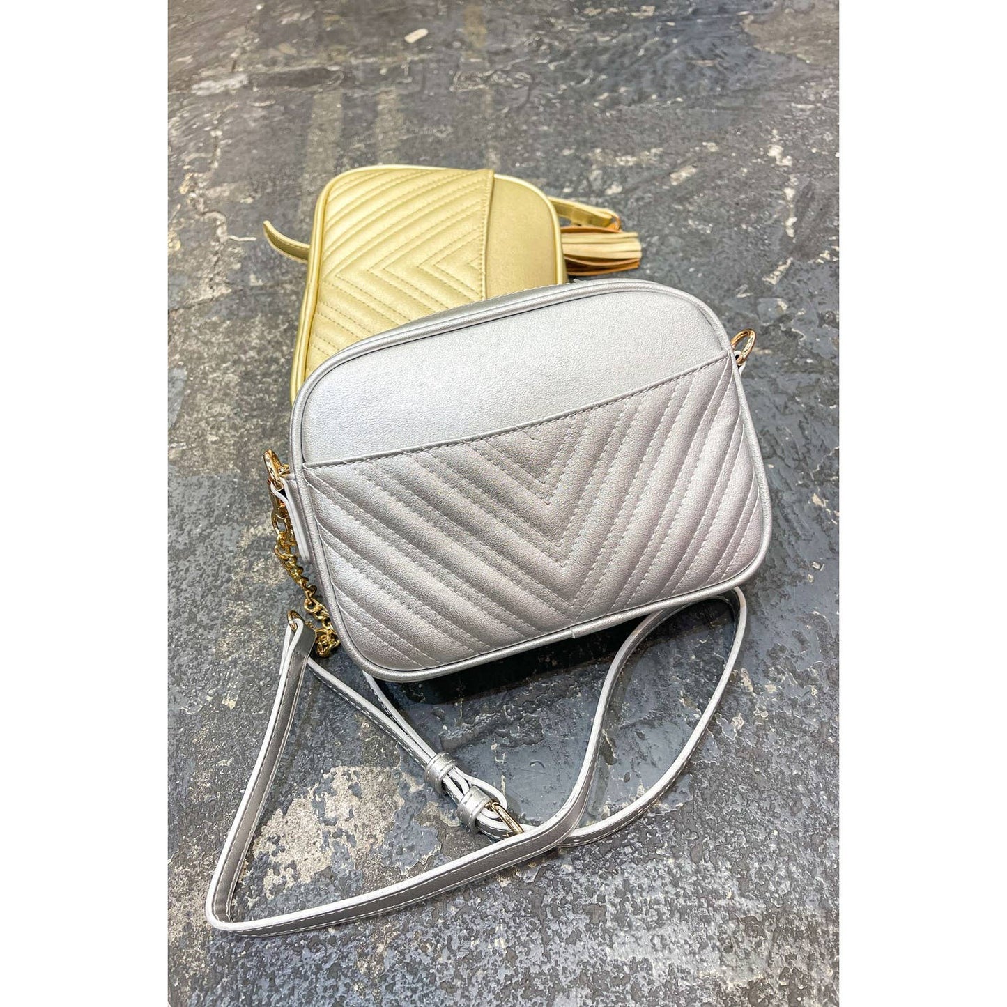 BEBLESSED - CLASSIC V QUILTED RECTANGULAR CROSSBODY BAG WITH TASSEL: ONE SIZE / SILVER